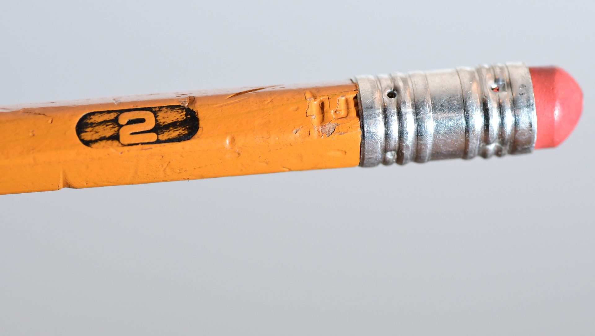 Gomme Bout de crayon en papier avec sa gomme rose